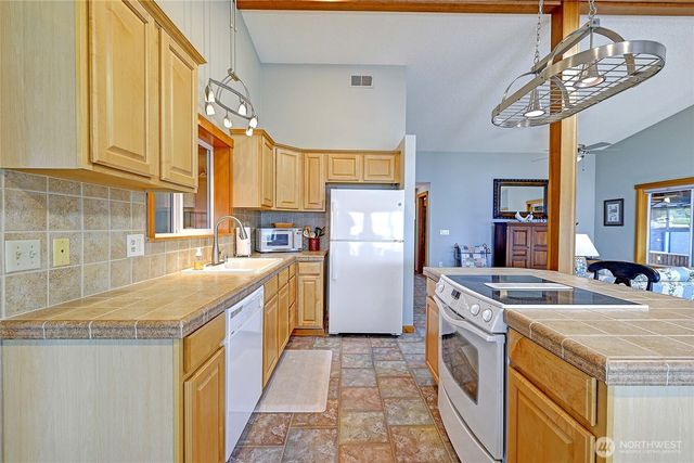 870 Livingston Bay Shore Drive, Camano Island, WA 98282