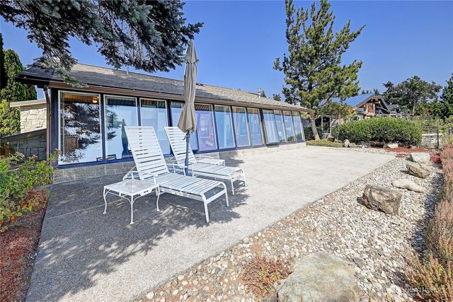 870 Livingston Bay Shore Drive, Camano Island, WA 98282