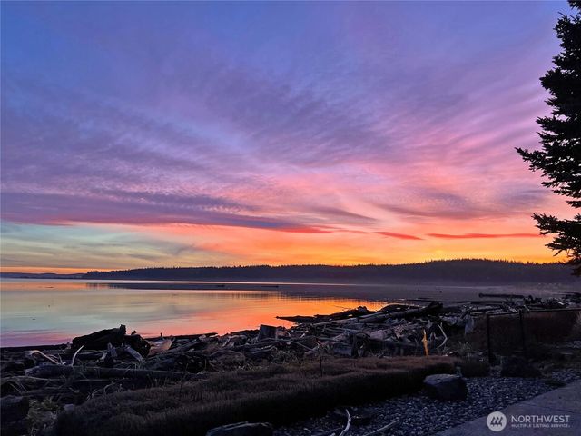 870 Livingston Bay Shore Drive, Camano Island, WA 98282