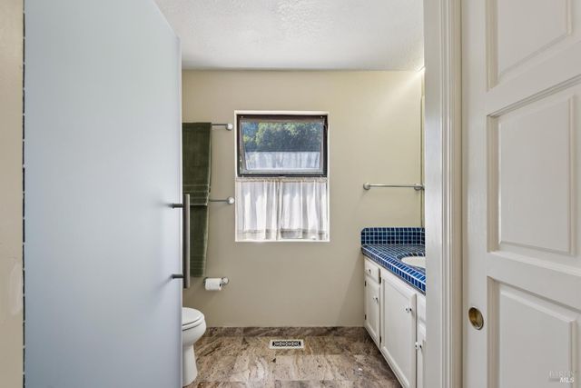 1475 Los Olivos Rd, Santa Rosa, CA 95404