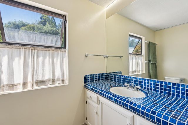 1475 Los Olivos Rd, Santa Rosa, CA 95404