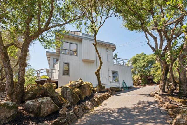 1475 Los Olivos Rd, Santa Rosa, CA 95404