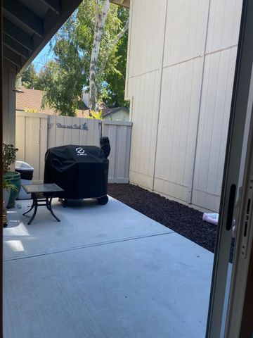 3085 Swallows Nest Dr, Sacramento, CA 95833