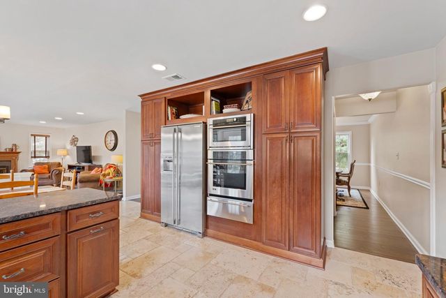 3 SARA DR, Robbinsville, NJ 08691