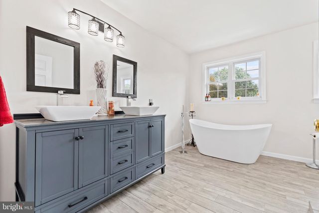 3 SARA DR, Robbinsville, NJ 08691