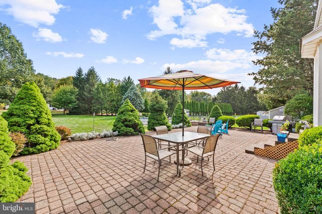 3 SARA DR, Robbinsville, NJ 08691