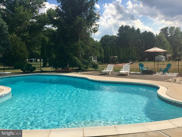 3 SARA DR, Robbinsville, NJ 08691