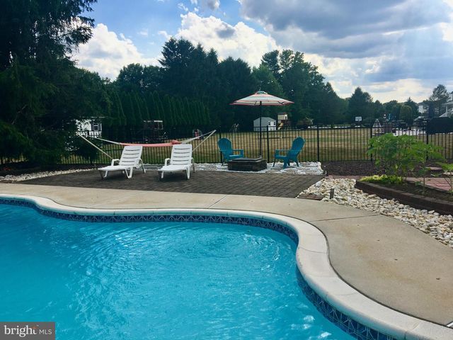 3 SARA DR, Robbinsville, NJ 08691