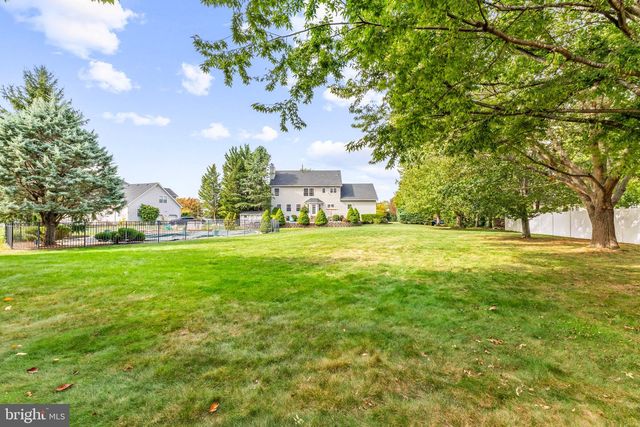 3 SARA DR, Robbinsville, NJ 08691