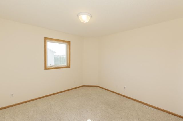 1134 47th Avenue N, Fargo, ND 58102
