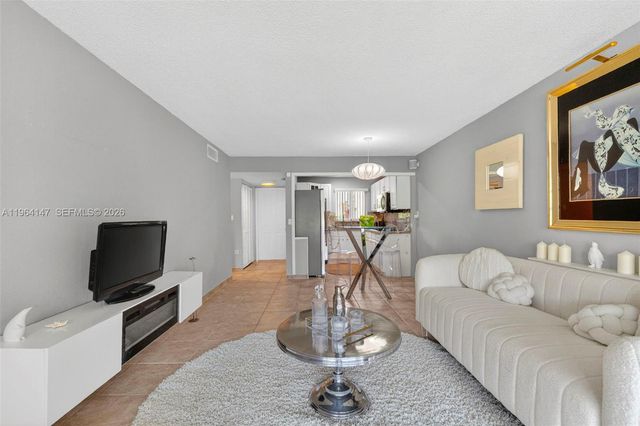 8040 N Sunrise Lakes Dr 108, Sunrise, FL 33322