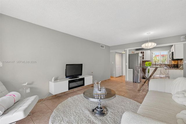 8040 N Sunrise Lakes Dr 108, Sunrise, FL 33322