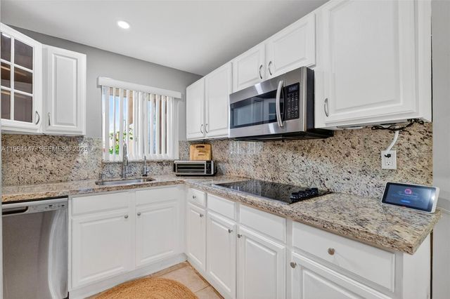 8040 N Sunrise Lakes Dr 108, Sunrise, FL 33322
