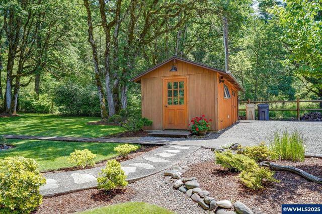 33941 Totem Pole Rd, Lebanon, OR 97355