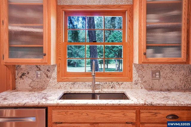 33941 Totem Pole Rd, Lebanon, OR 97355