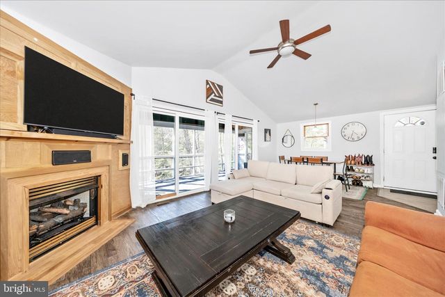 371 OAK HILL RD, Berkeley Springs, WV 25411