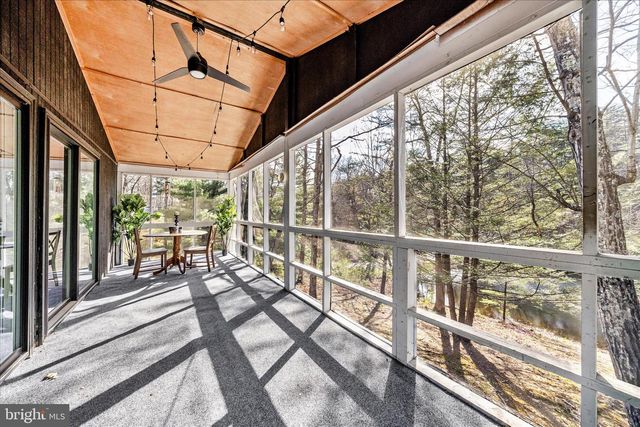 371 OAK HILL RD, Berkeley Springs, WV 25411