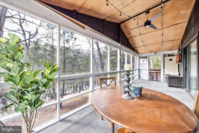 371 OAK HILL RD, Berkeley Springs, WV 25411