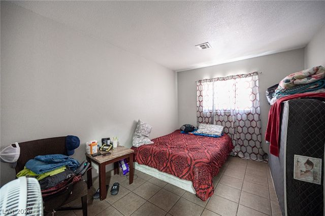 1524 Henry Drive, Las Vegas, NV 89110