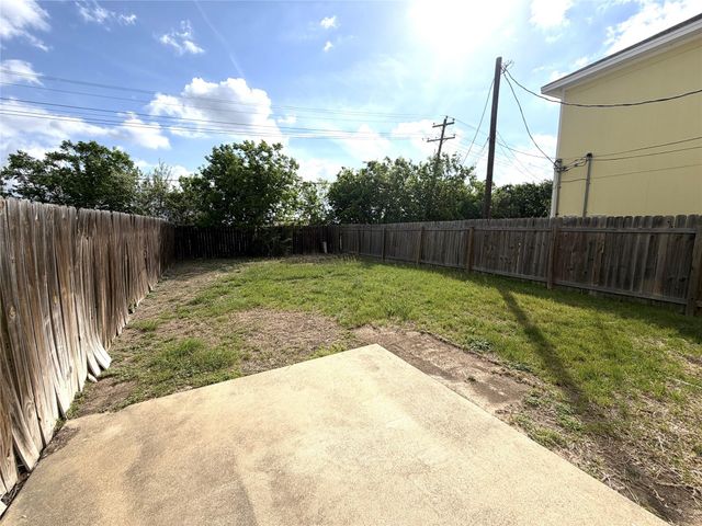 1512 S Medina ST, Lockhart, TX 78644