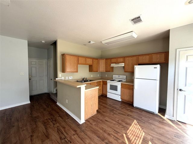 1512 S Medina ST, Lockhart, TX 78644