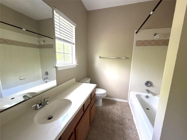 1512 S Medina ST, Lockhart, TX 78644