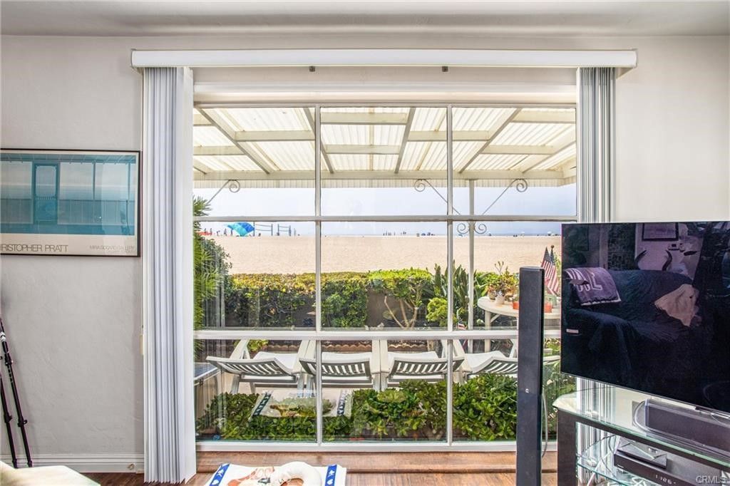 Image 8 of property listing at 1408 W Oceanfront, Newport Beach, CA 92661