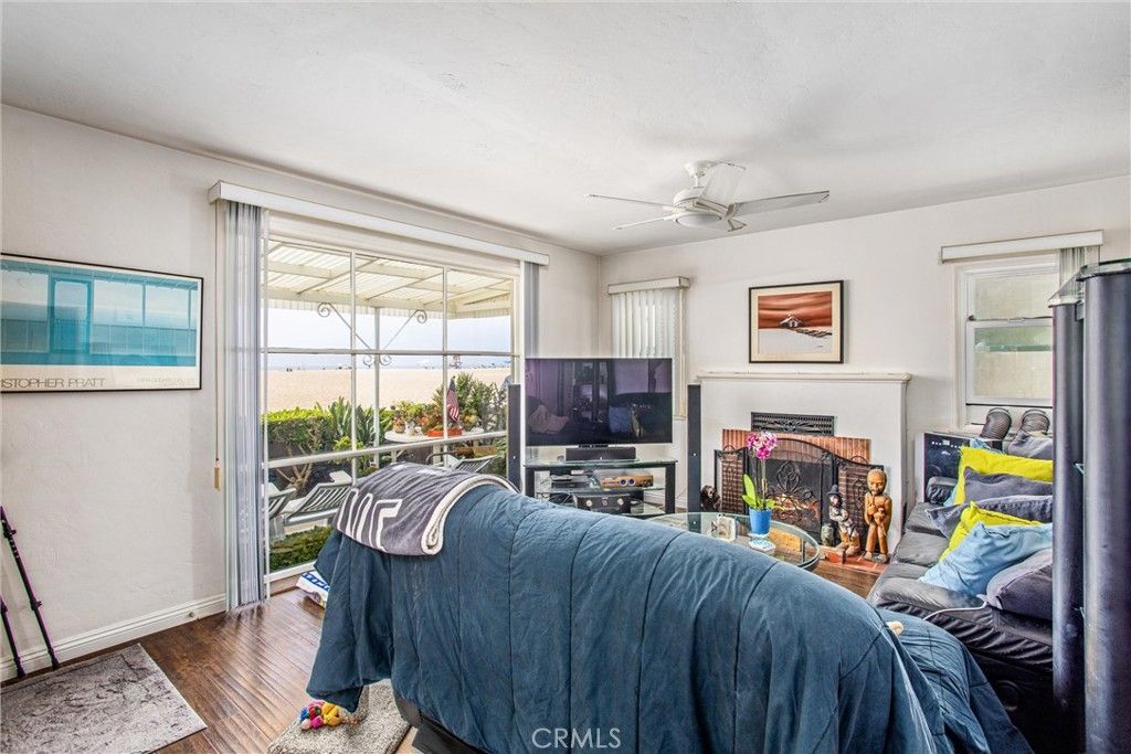 Image 9 of property listing at 1408 W Oceanfront, Newport Beach, CA 92661