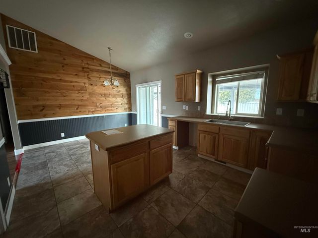 137 S Bryson Ct, Nampa, ID 83686