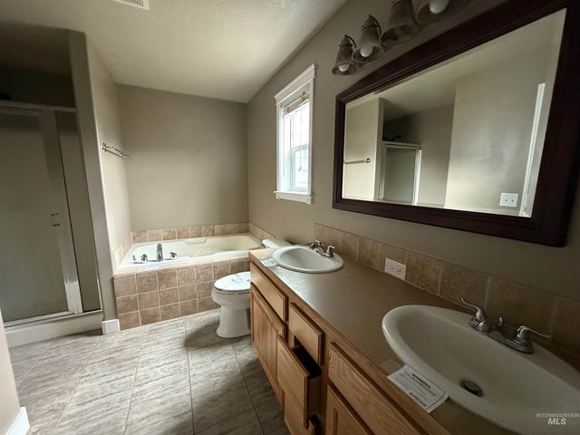 137 S Bryson Ct, Nampa, ID 83686