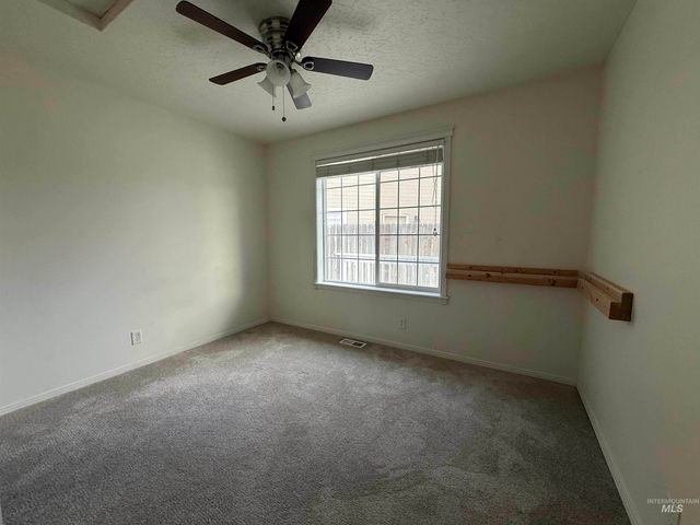 137 S Bryson Ct, Nampa, ID 83686