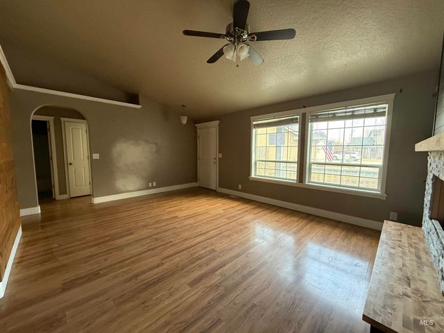 137 S Bryson Ct, Nampa, ID 83686