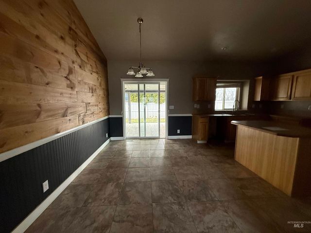 137 S Bryson Ct, Nampa, ID 83686