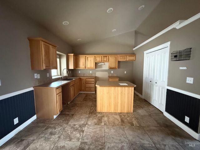 137 S Bryson Ct, Nampa, ID 83686