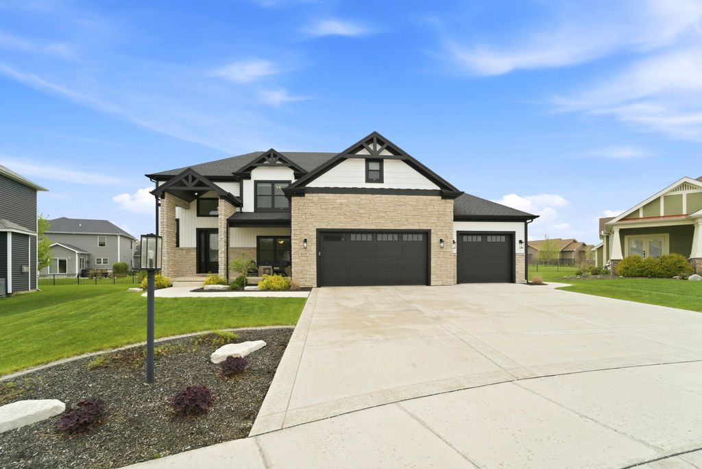 825 Schilling Drive, Crown Point, IN 46307