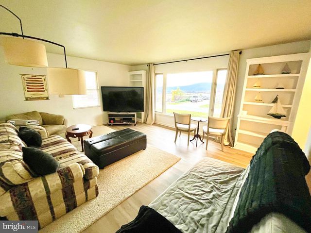 5 FIELDCREST DR, Tunkhannock, PA 18657