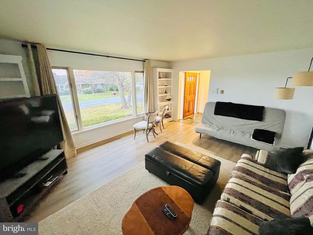 5 FIELDCREST DR, Tunkhannock, PA 18657