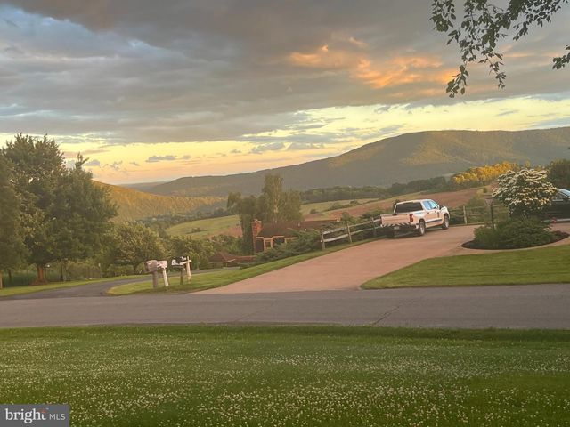 5 FIELDCREST DR, Tunkhannock, PA 18657