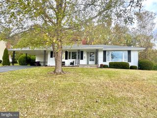 5 FIELDCREST DR, Tunkhannock, PA 18657