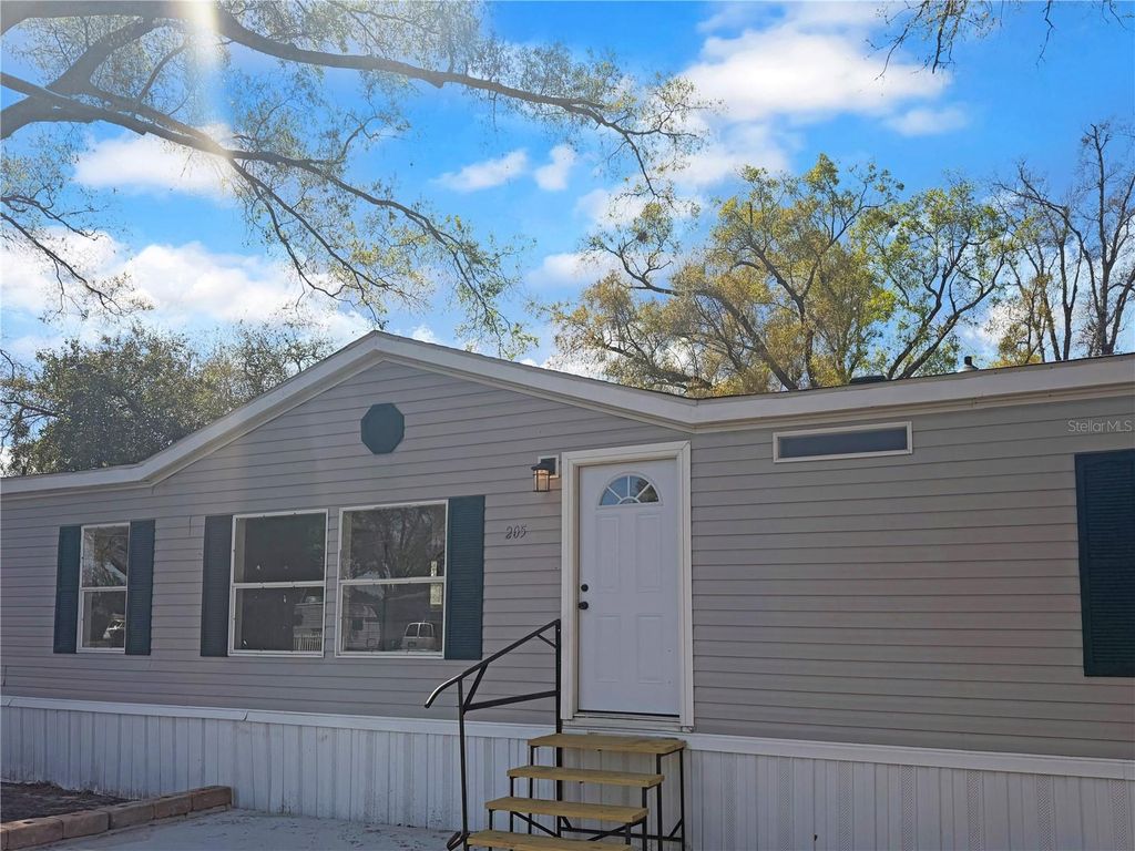 Image 1 of property listing at 205 KAYLOR DRIVE, Auburndale, FL 33823