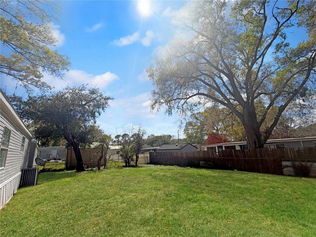 Image 14 of property listing at 205 KAYLOR DRIVE, Auburndale, FL 33823