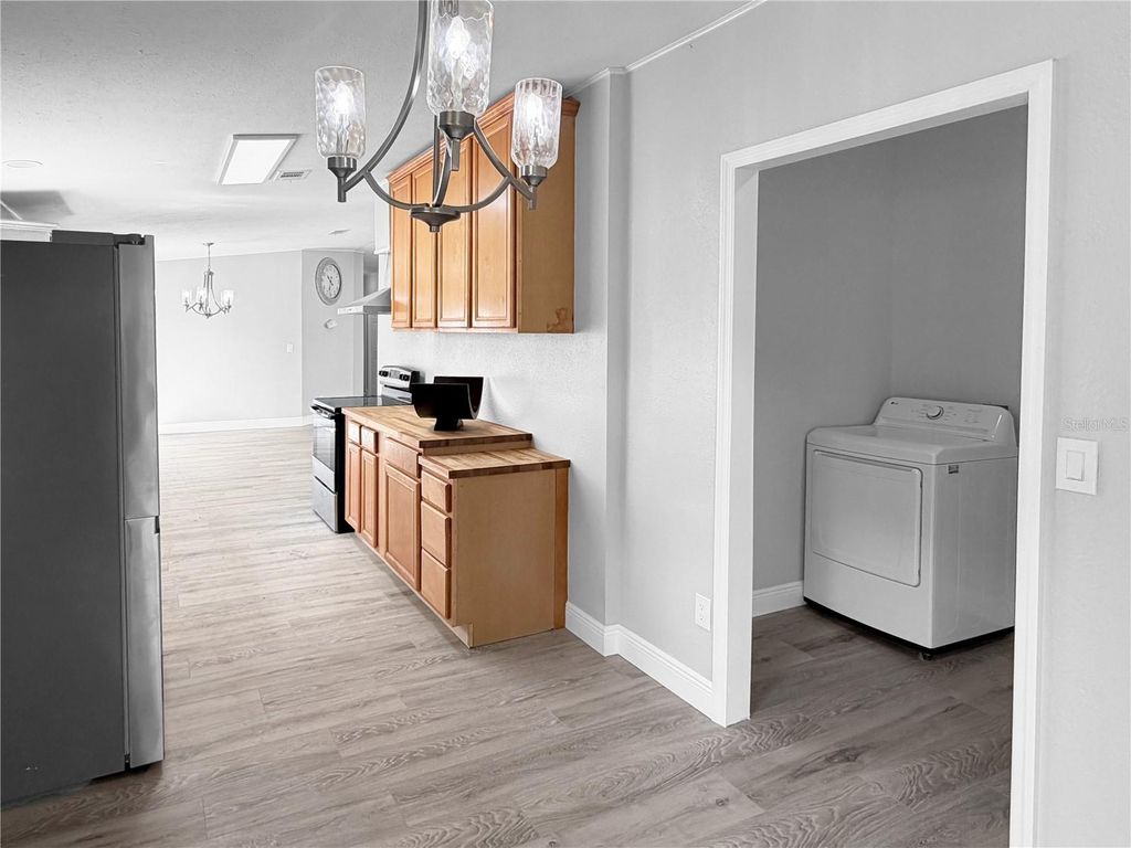 Image 4 of property listing at 205 KAYLOR DRIVE, Auburndale, FL 33823