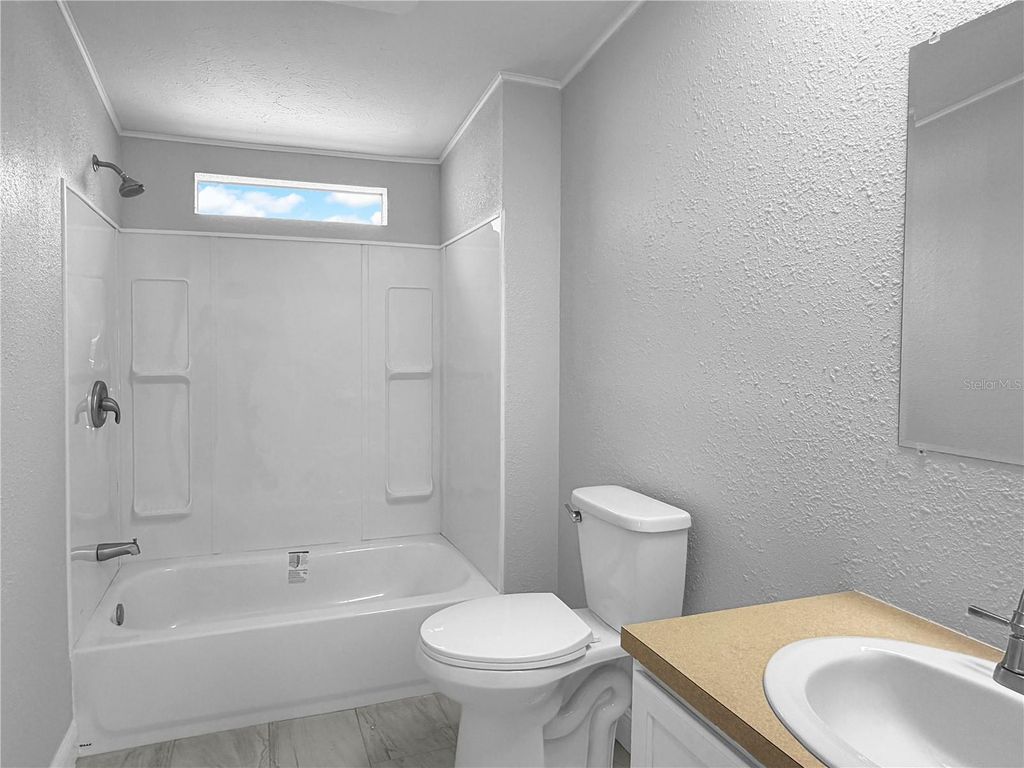 Image 10 of property listing at 205 KAYLOR DRIVE, Auburndale, FL 33823