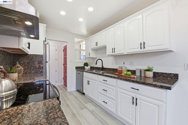 31070 Meadowbrook Ave, Hayward, CA 94544