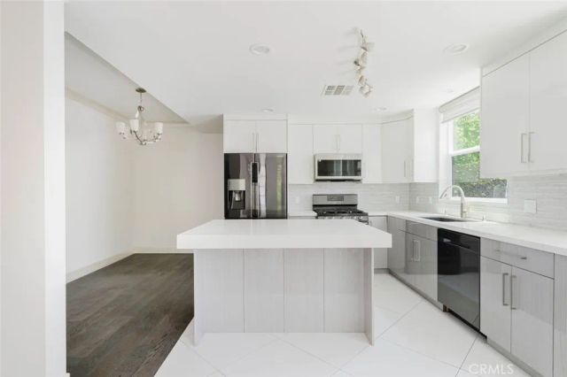 4418 Kingswell Avenue, Los Angeles, CA 90027