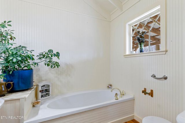 258 Charlie Newberry Rd, Lancing, TN 37770