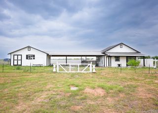 1087 E E FM 462, Moore, TX 78057