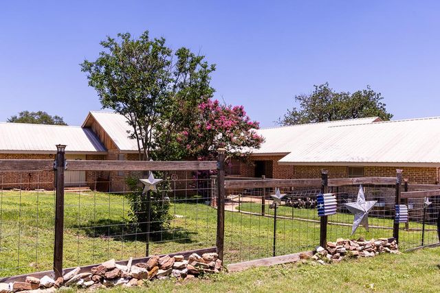 190 Jones Rd, Kerrville, TX 78028