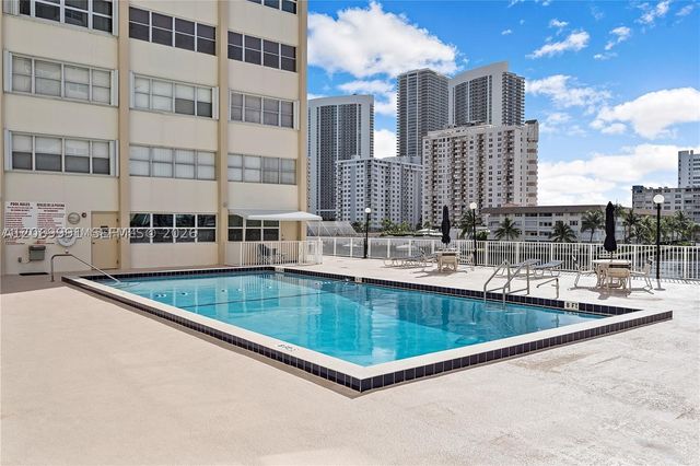 111 Golden Isles Dr F2, Hallandale Beach, FL 33009