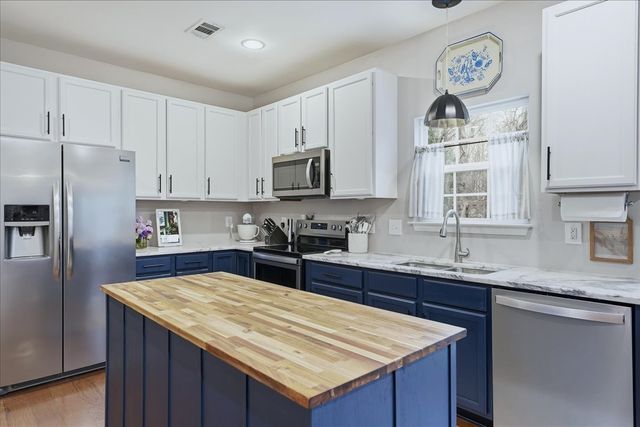 212 Wyburn Pl, Burns, TN 37029